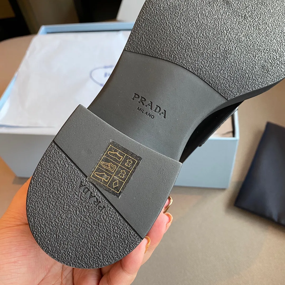 👟👟Ex-factory price 480👟👟 PRADA Prada's 2021 spring and summer upgraded version of the triangular logo Loaf slippers. Compared with last year's old loafers, the triangle logo of this one has been changed to silver, and a gear print design has been added to the welt. It feels more delicate and fashionable! The thick-soled design can add a lot of height to your feet!  Purchase the original, disassemble and reproduce it to restore the authentic taste. The top purchasing version!  qThe upper is made of original open-edge beaded cowhide, which is super textured. The lining is made of top-grade mixed sheepskin. The ZP molded outsole is non-slip and wear-resistant. The code number is 35-41.